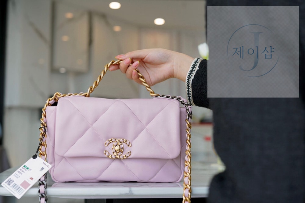 Chanel 19 Medium