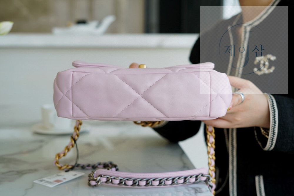 Chanel 19 Medium - 상세 이미지