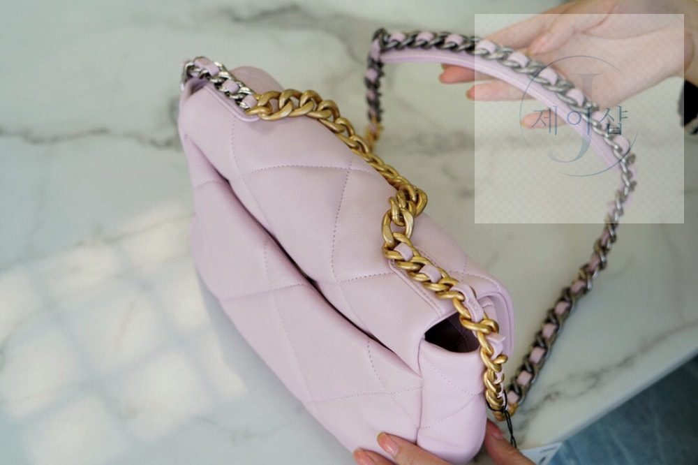 Chanel 19 Medium - 상세 이미지