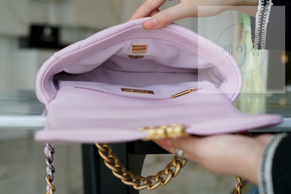 Chanel 19 Medium - 상세 이미지