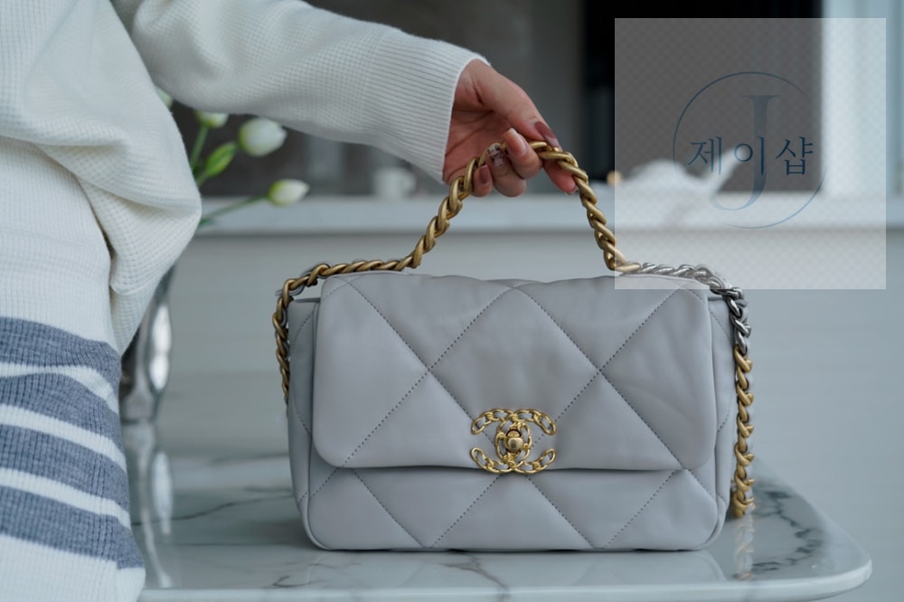 Chanel 19 Medium