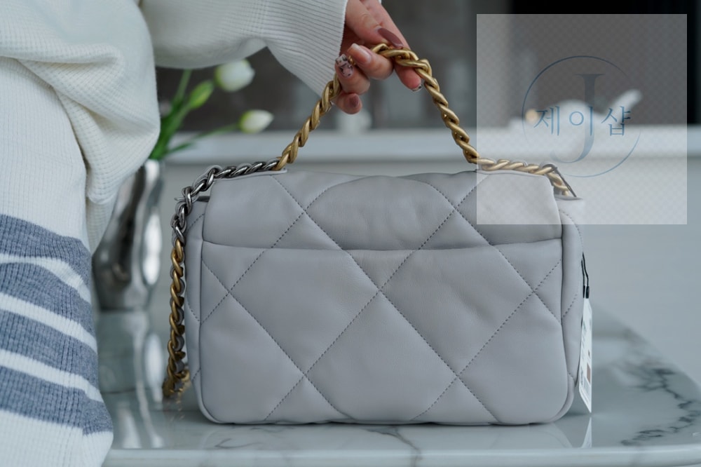 Chanel 19 Medium - 상세 이미지