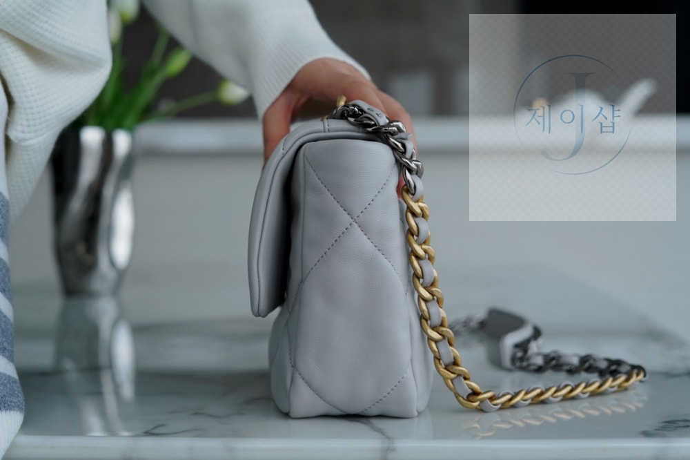 Chanel 19 Medium - 상세 이미지
