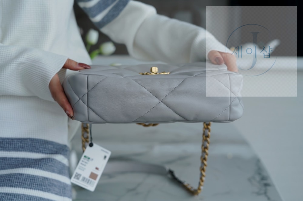 Chanel 19 Medium - 상세 이미지