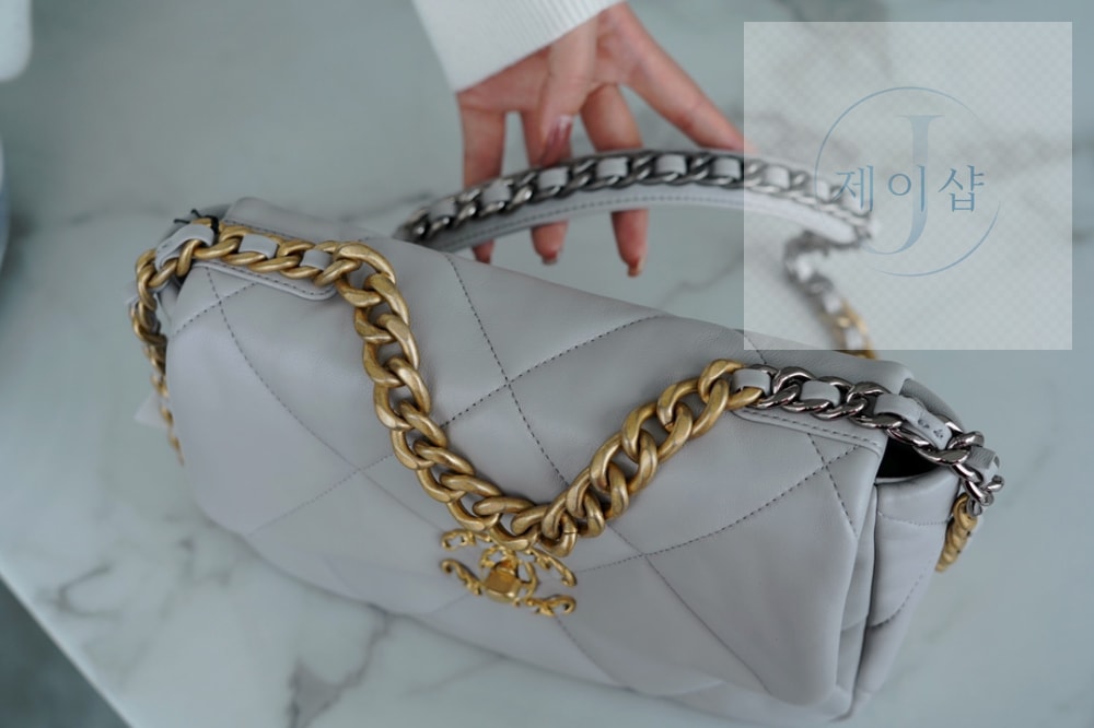 Chanel 19 Medium - 상세 이미지