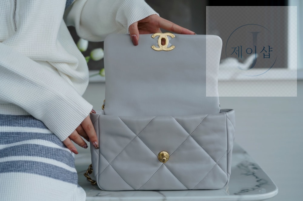 Chanel 19 Medium - 상세 이미지