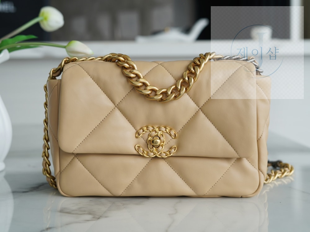 Chanel 19 Medium