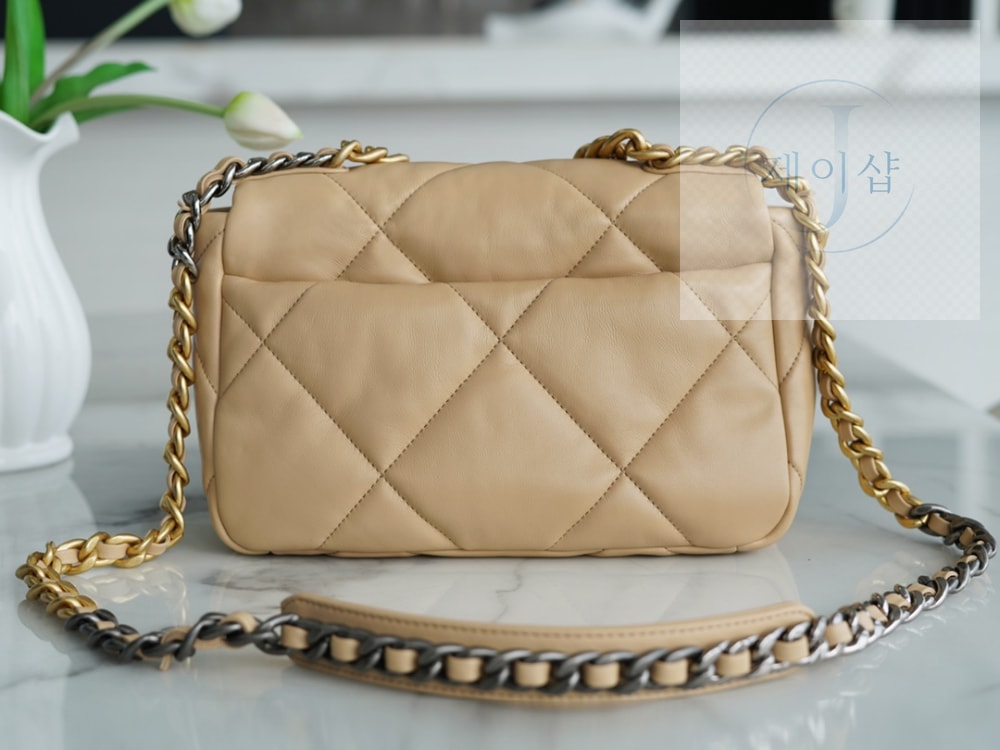 Chanel 19 Medium - 상세 이미지