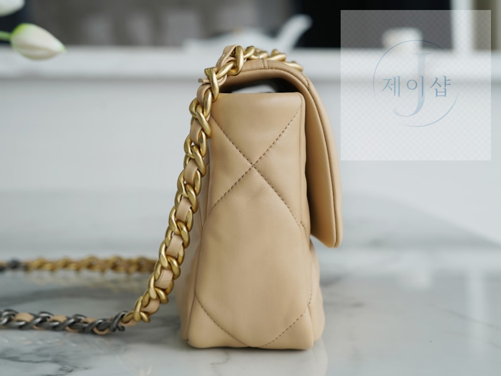 Chanel 19 Medium - 상세 이미지