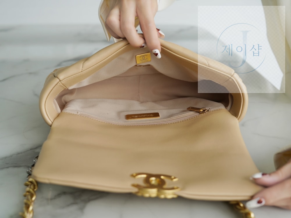 Chanel 19 Medium - 상세 이미지