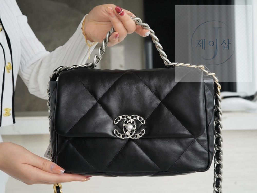 Chanel 19 Medium