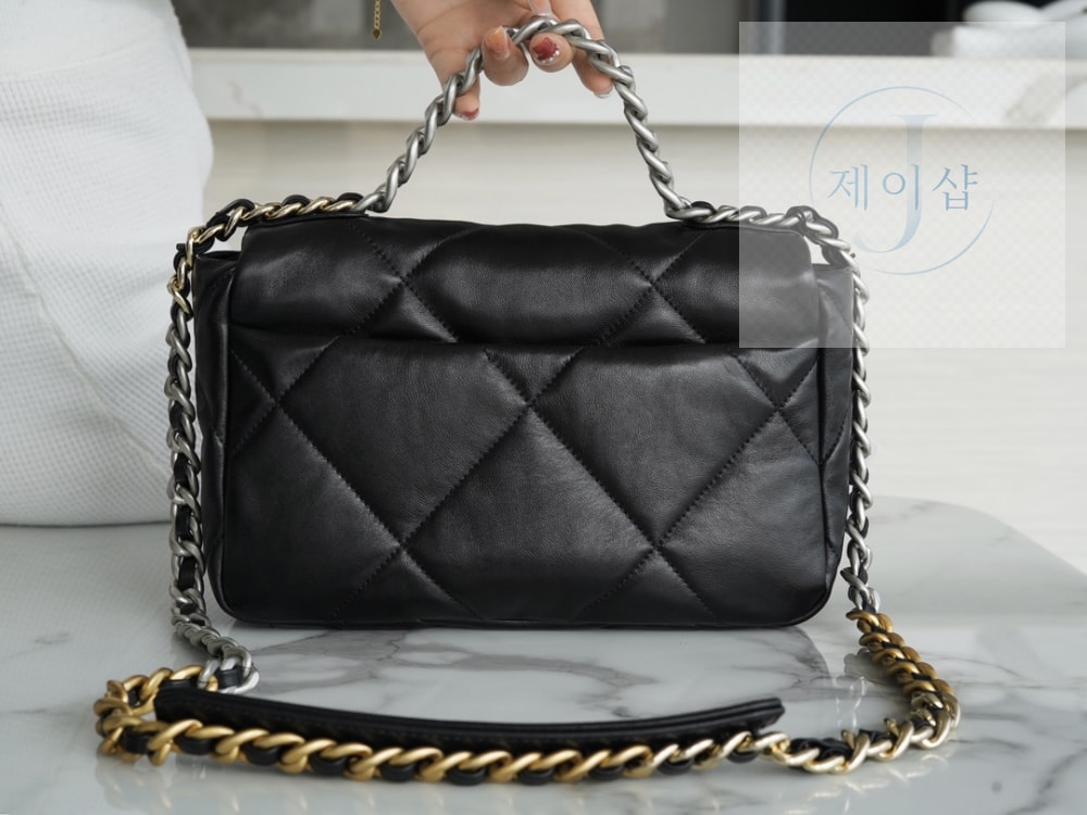 Chanel 19 Medium - 상세 이미지
