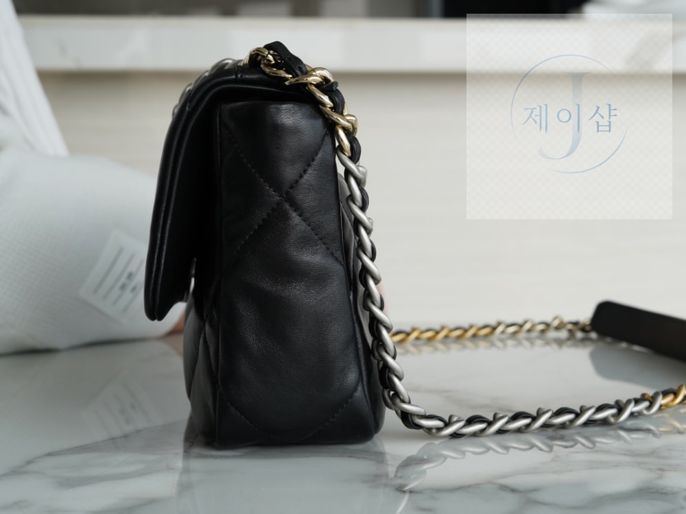 Chanel 19 Medium - 상세 이미지