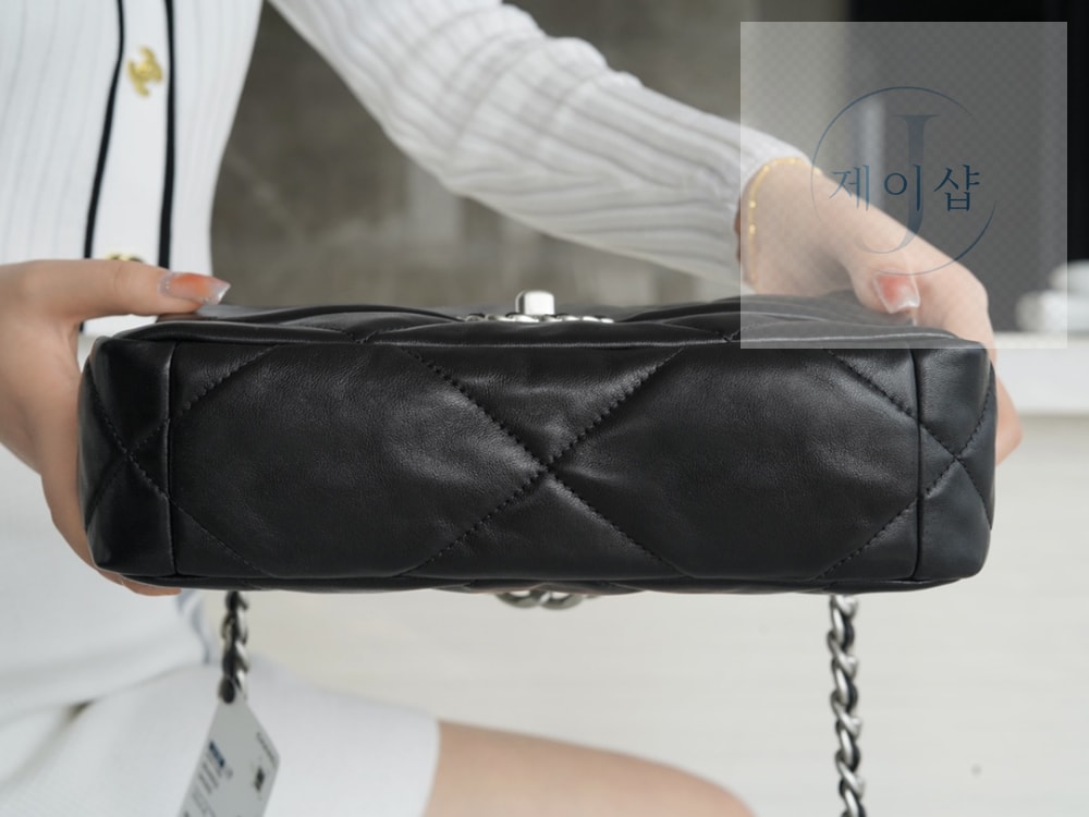 Chanel 19 Medium - 상세 이미지