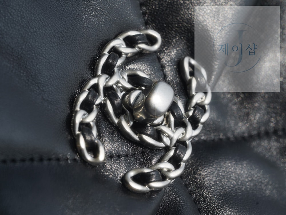 Chanel 19 Medium - 상세 이미지