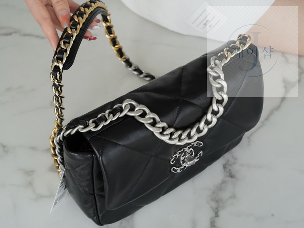 Chanel 19 Medium - 상세 이미지