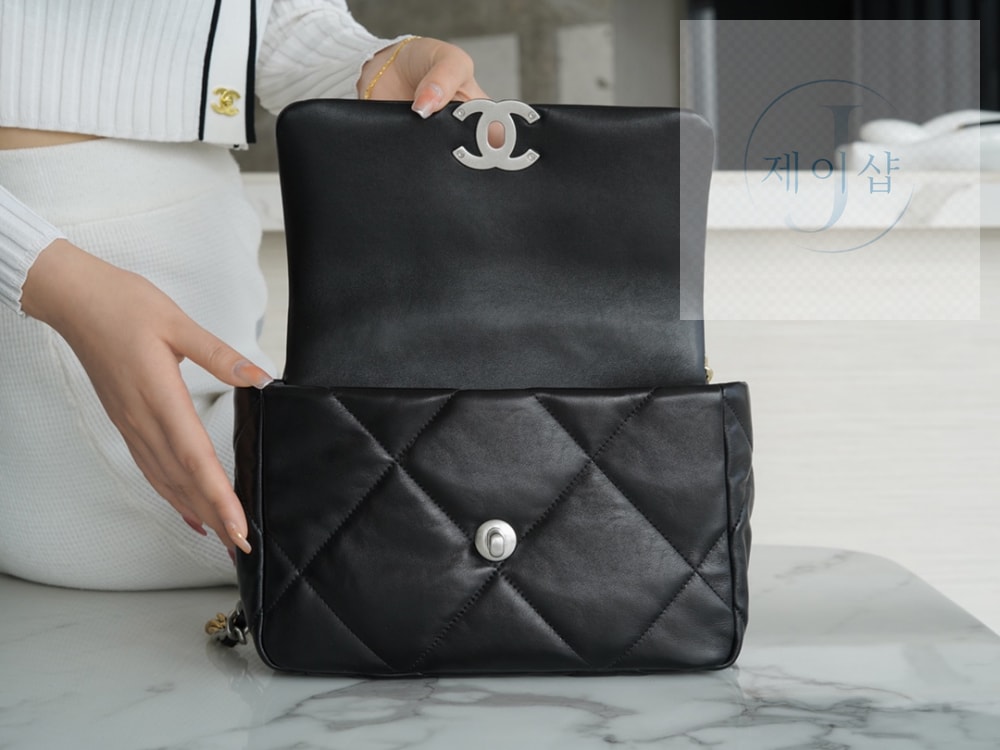 Chanel 19 Medium - 상세 이미지