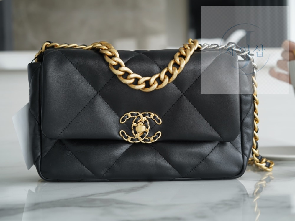 Chanel 19 Medium
