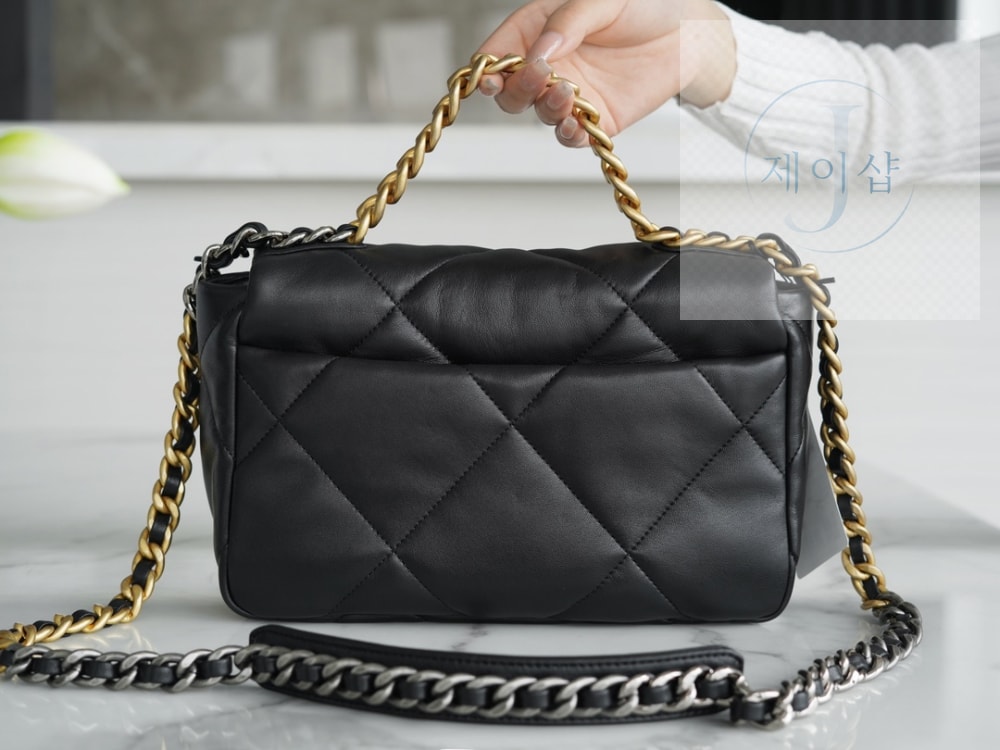 Chanel 19 Medium - 상세 이미지