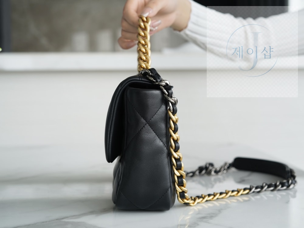 Chanel 19 Medium - 상세 이미지