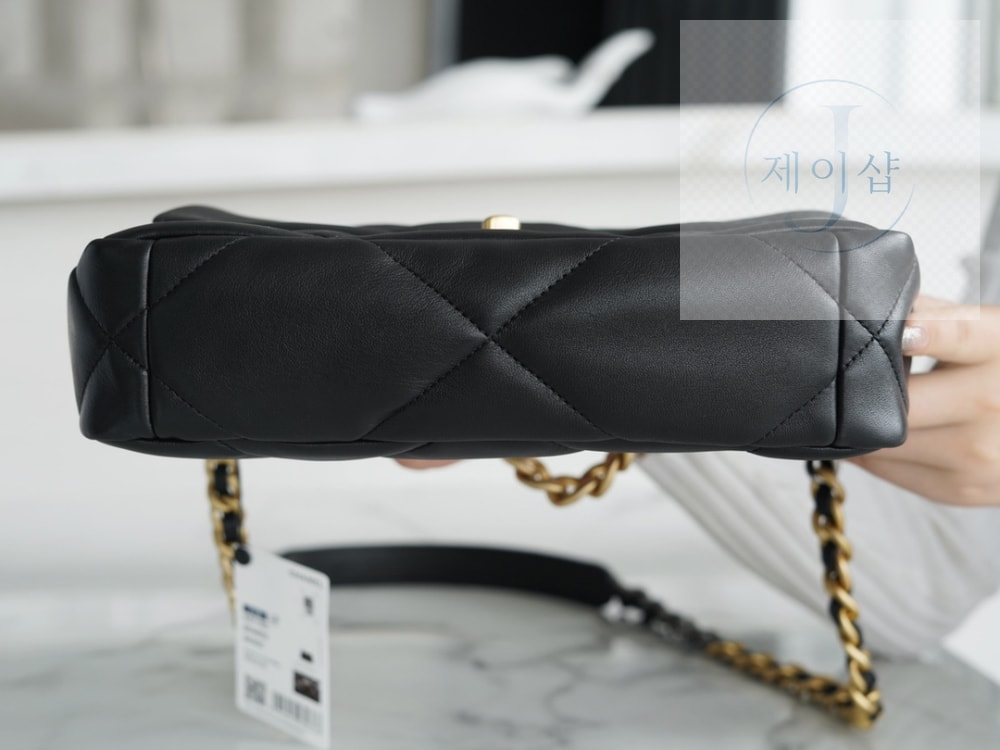 Chanel 19 Medium - 상세 이미지