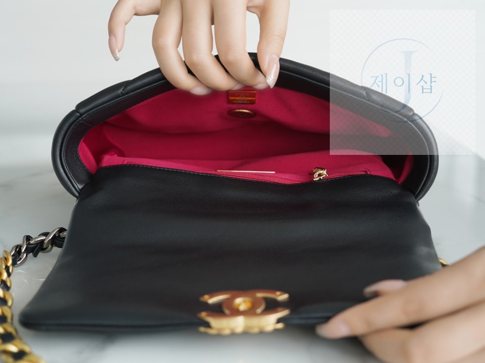 Chanel 19 Medium - 상세 이미지