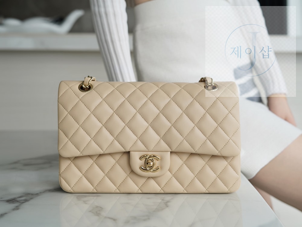 Chanel Classic Medium Lam