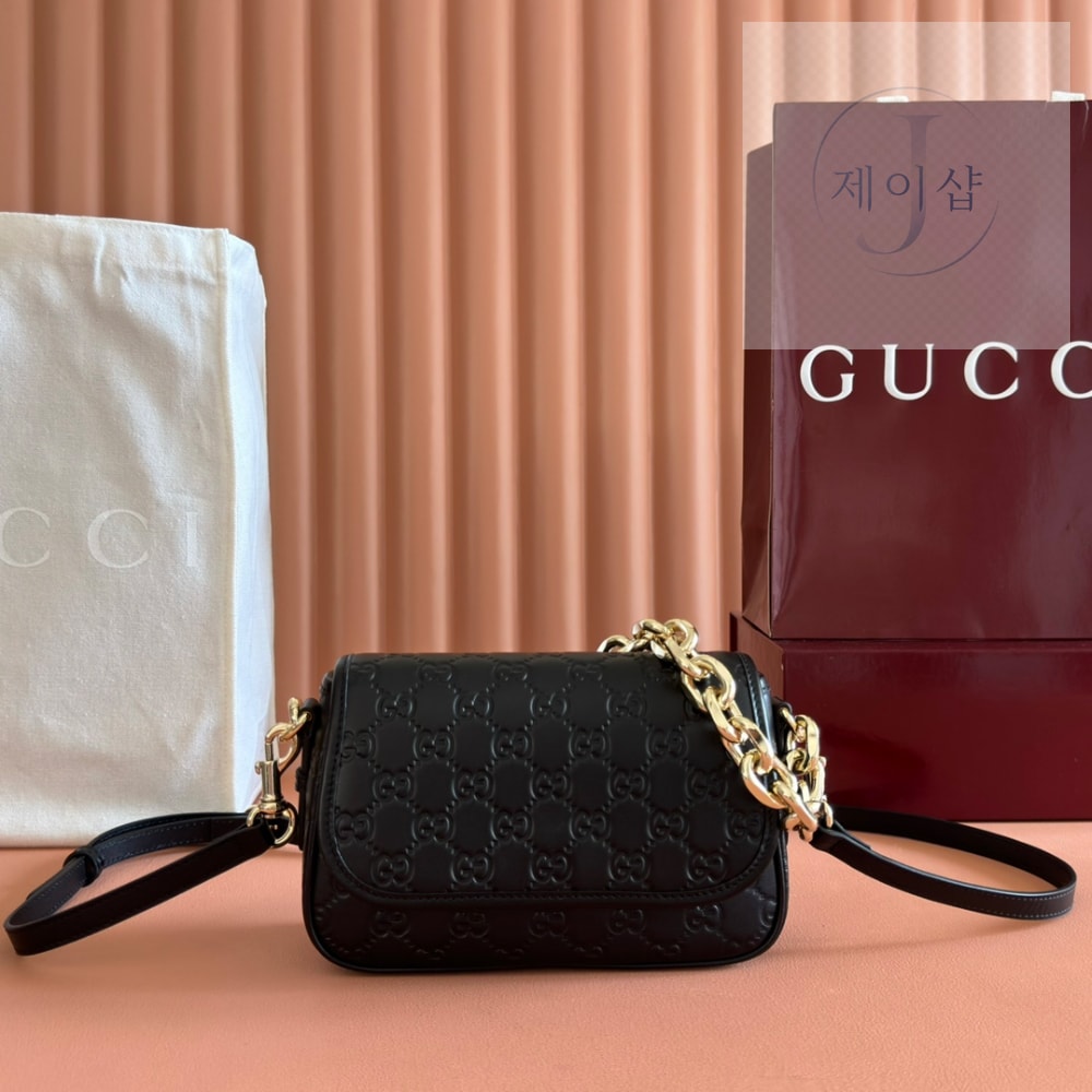 Gucci GG Emblem Shoulder