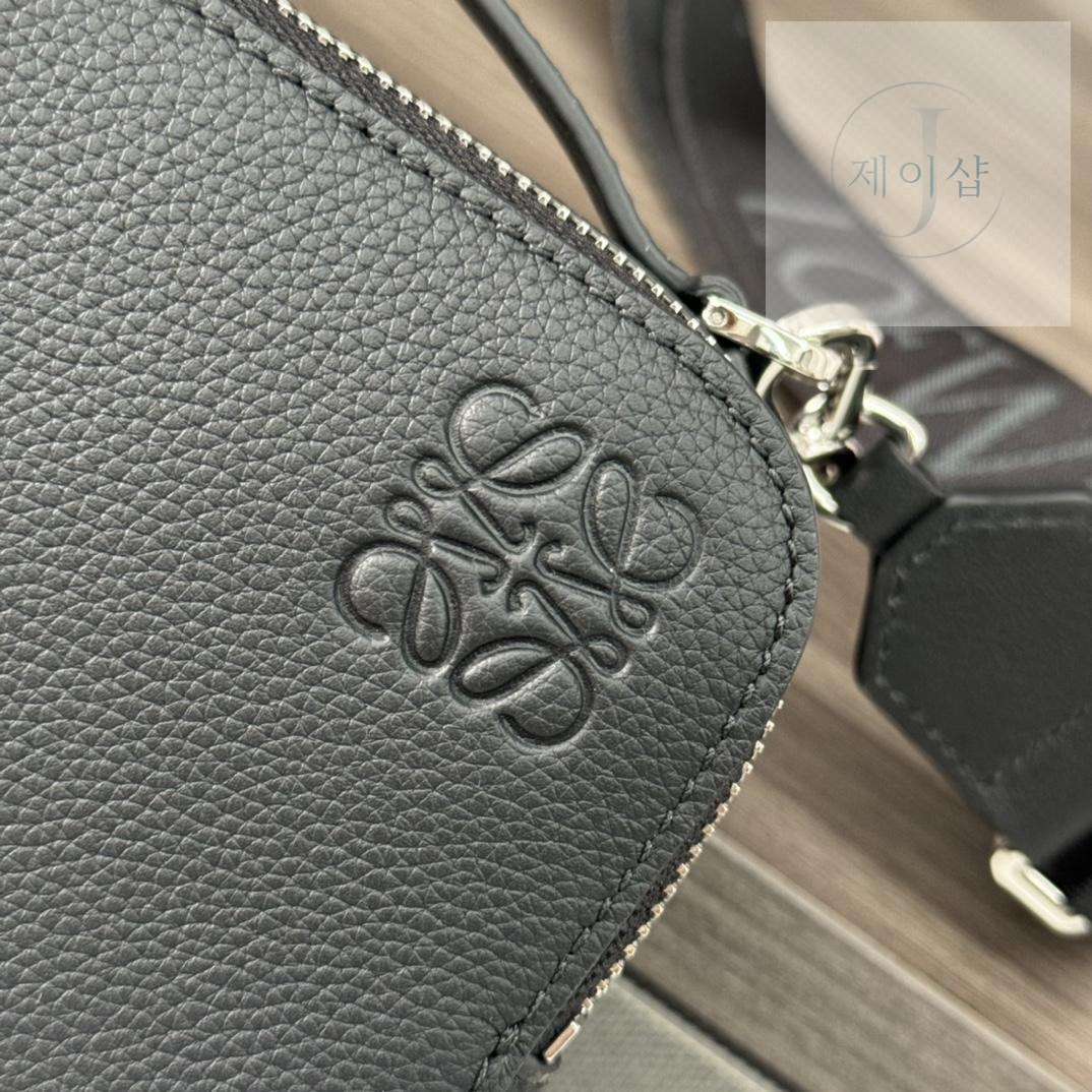 Loewe Mini Leather Camera - 상세 이미지
