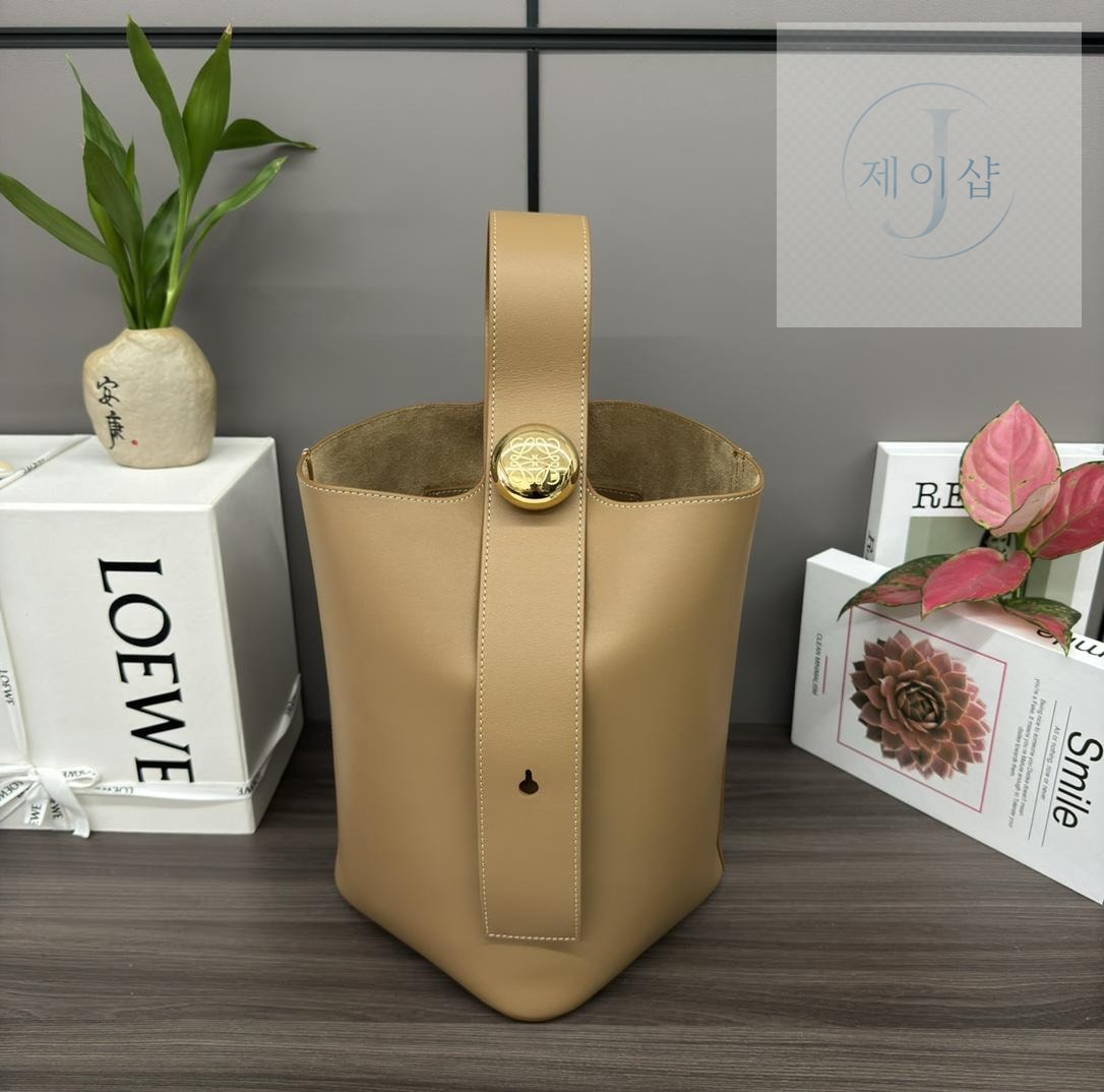 Loewe Pebble Bucket Medium
