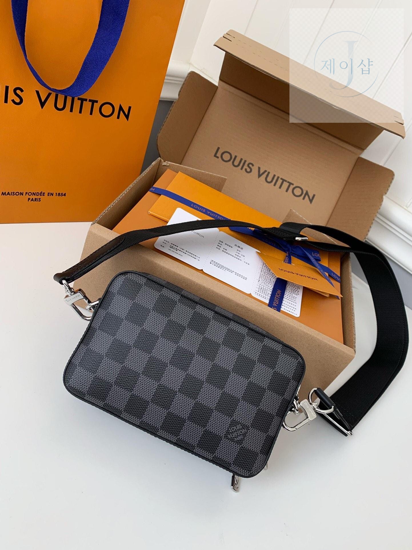Louis Vuitton Alpha Wearable Wallet - 상세 이미지