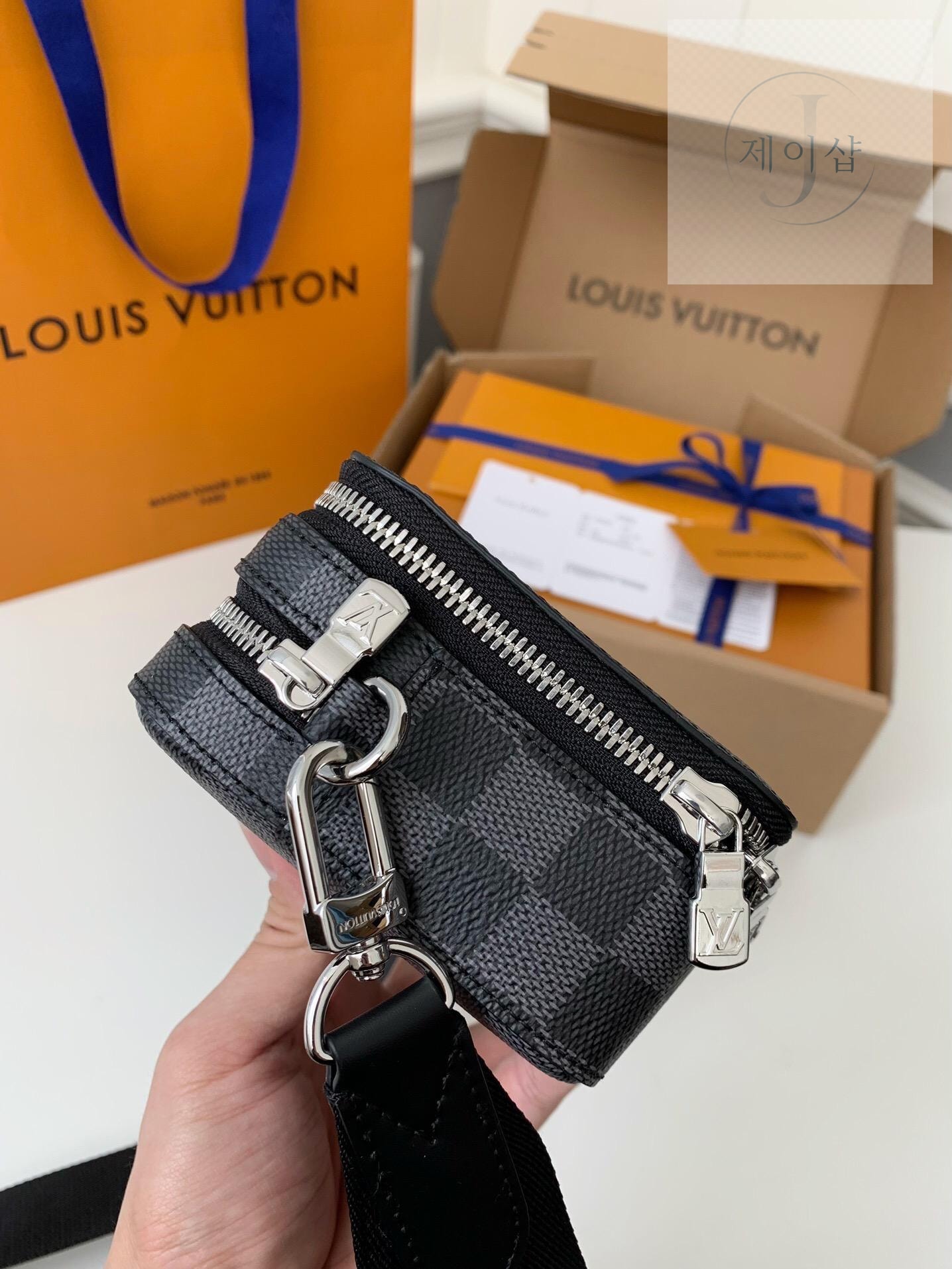Louis Vuitton Alpha Wearable Wallet - 상세 이미지