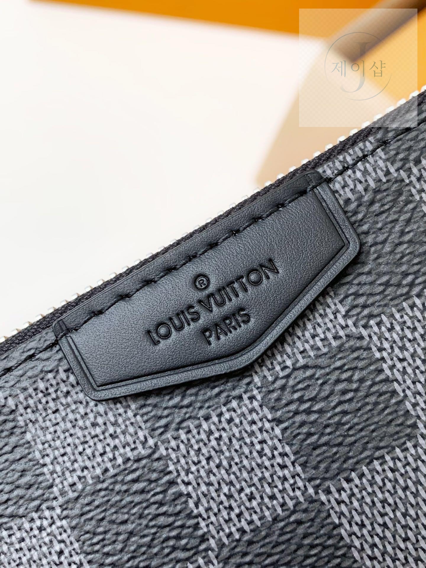 Louis Vuitton Alpha Wearable Wallet - 상세 이미지