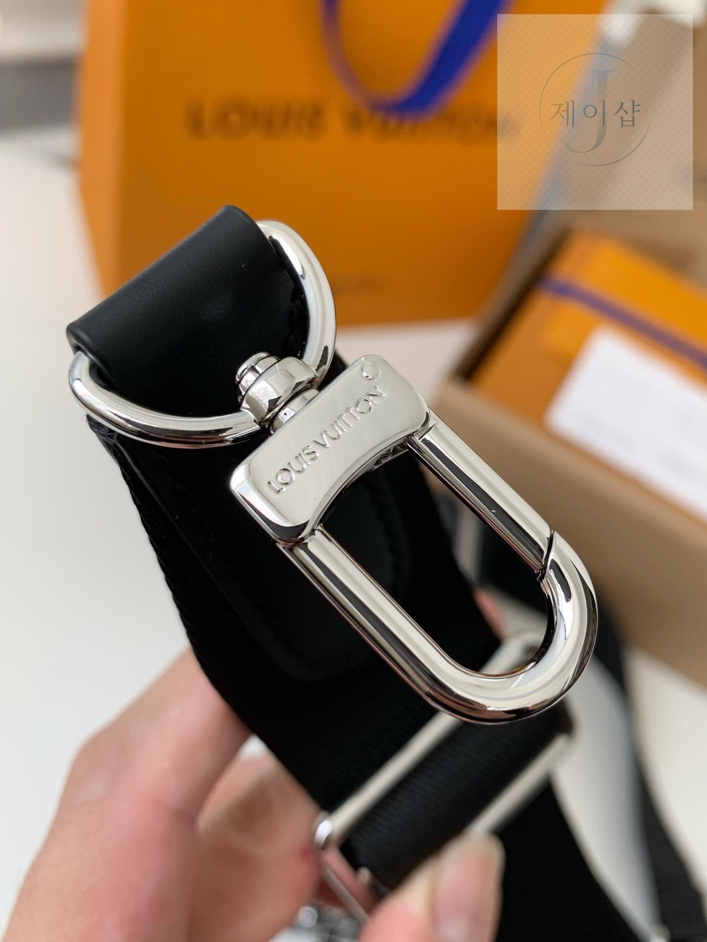 Louis Vuitton Alpha Wearable Wallet - 상세 이미지