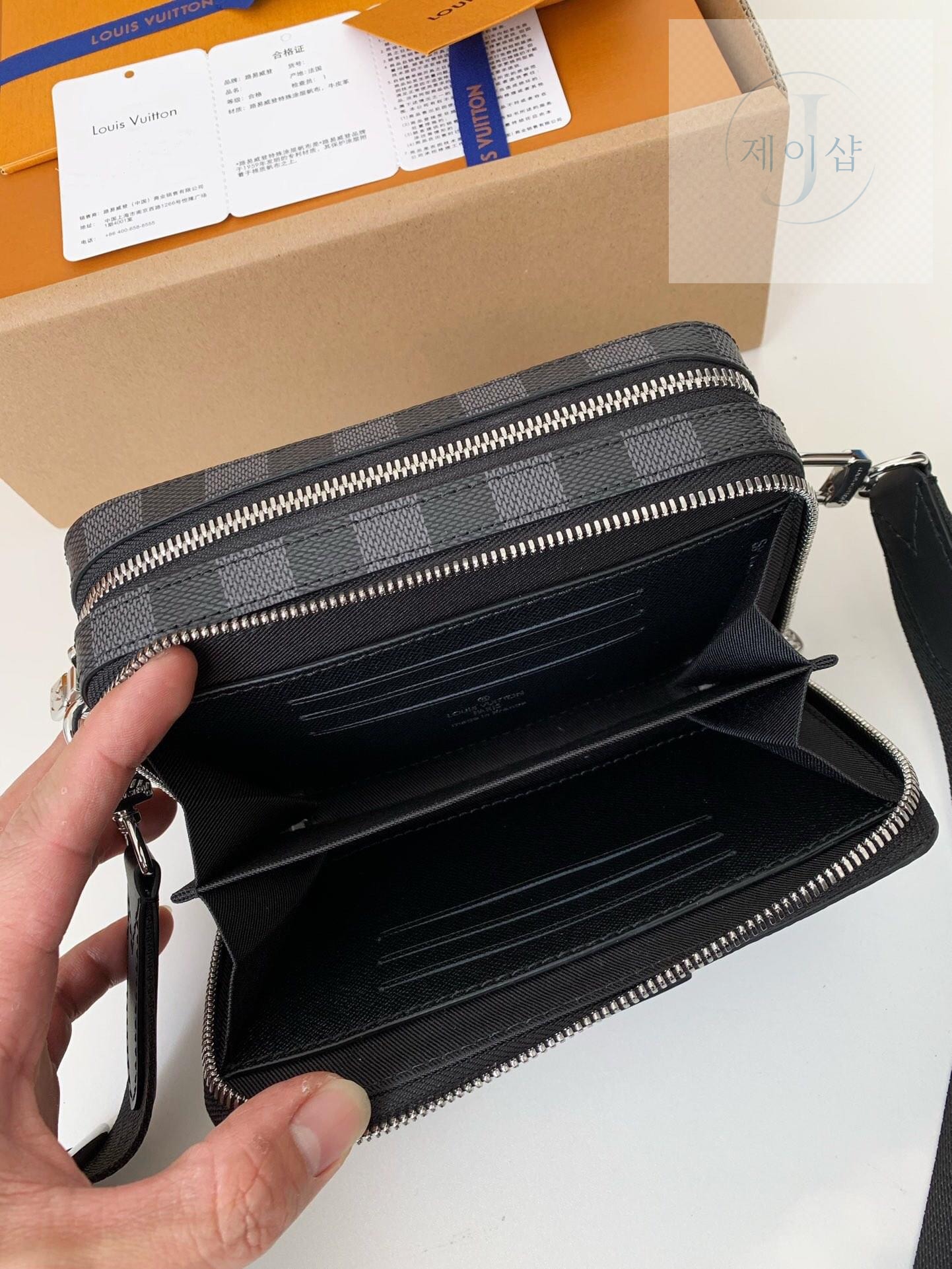 Louis Vuitton Alpha Wearable Wallet - 상세 이미지
