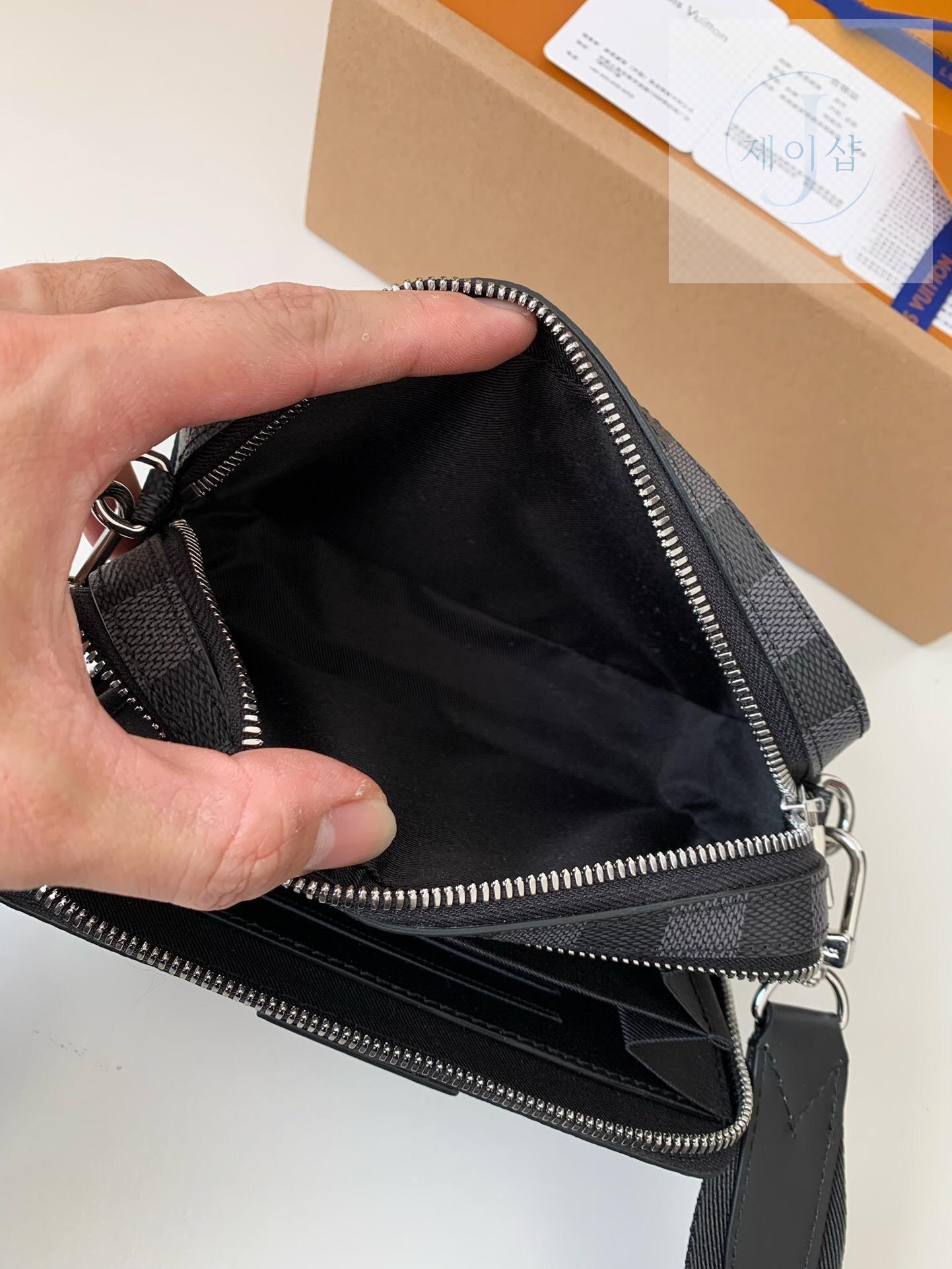 Louis Vuitton Alpha Wearable Wallet - 상세 이미지