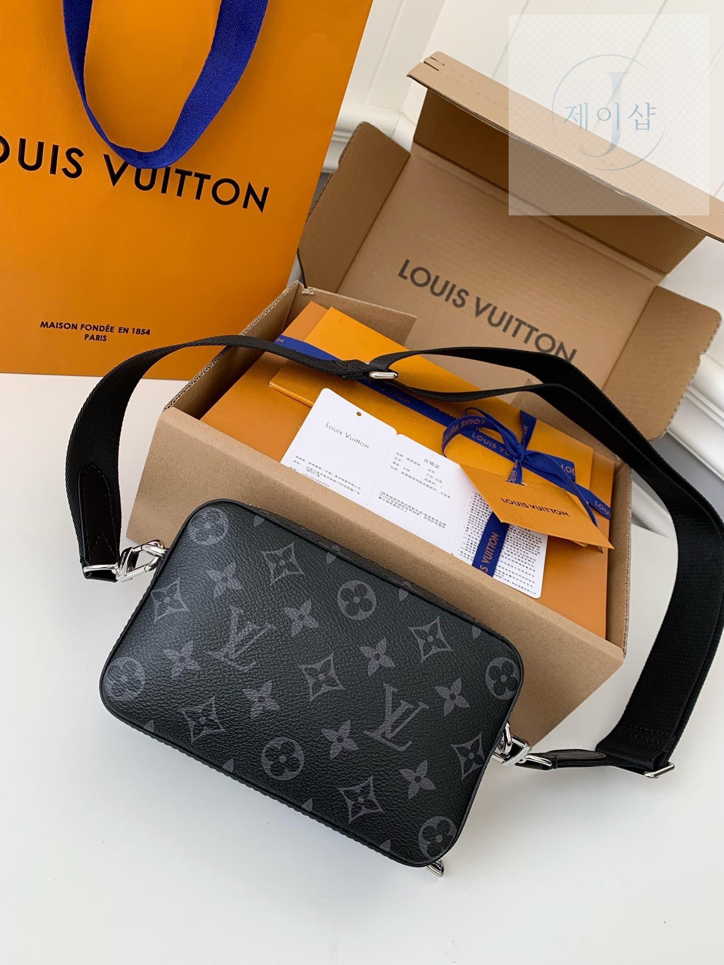 Louis Vuitton Alpha Wearable Wallet - 상세 이미지