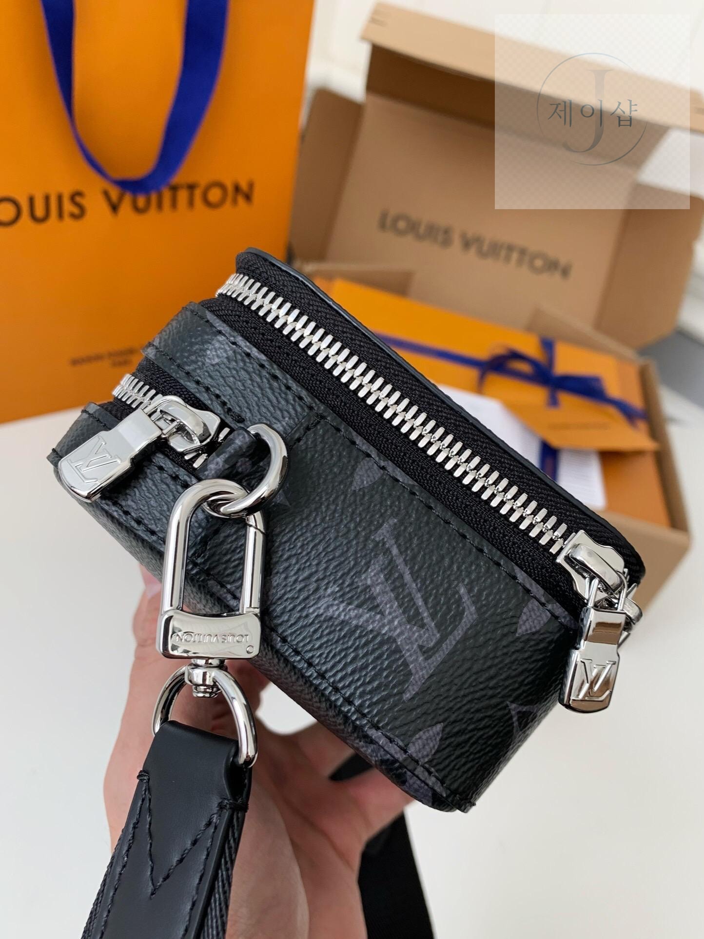 Louis Vuitton Alpha Wearable Wallet - 상세 이미지