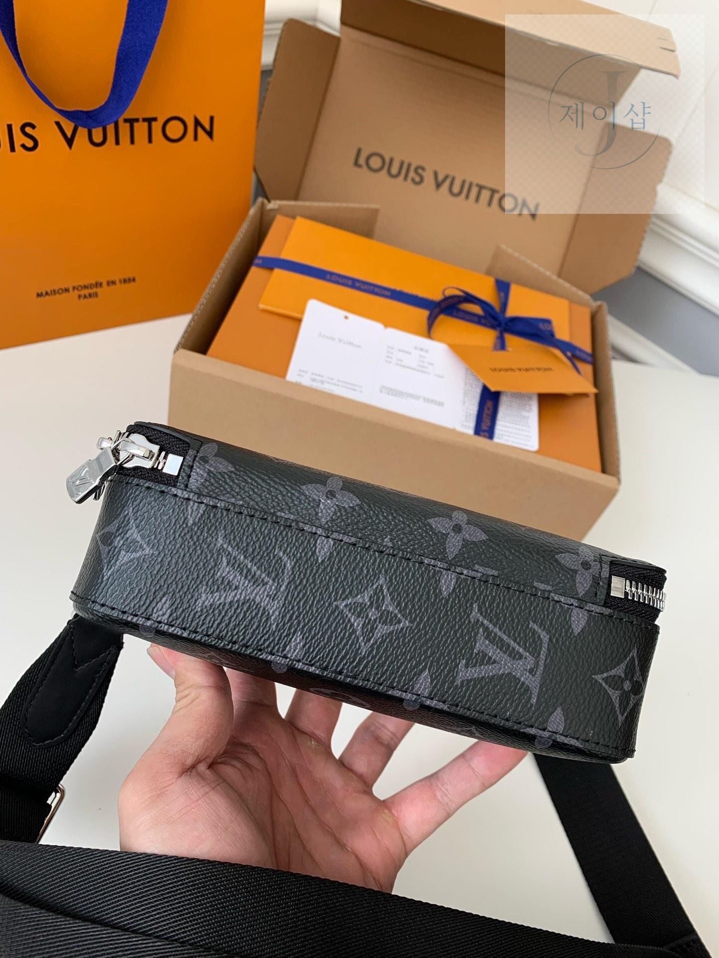 Louis Vuitton Alpha Wearable Wallet - 상세 이미지