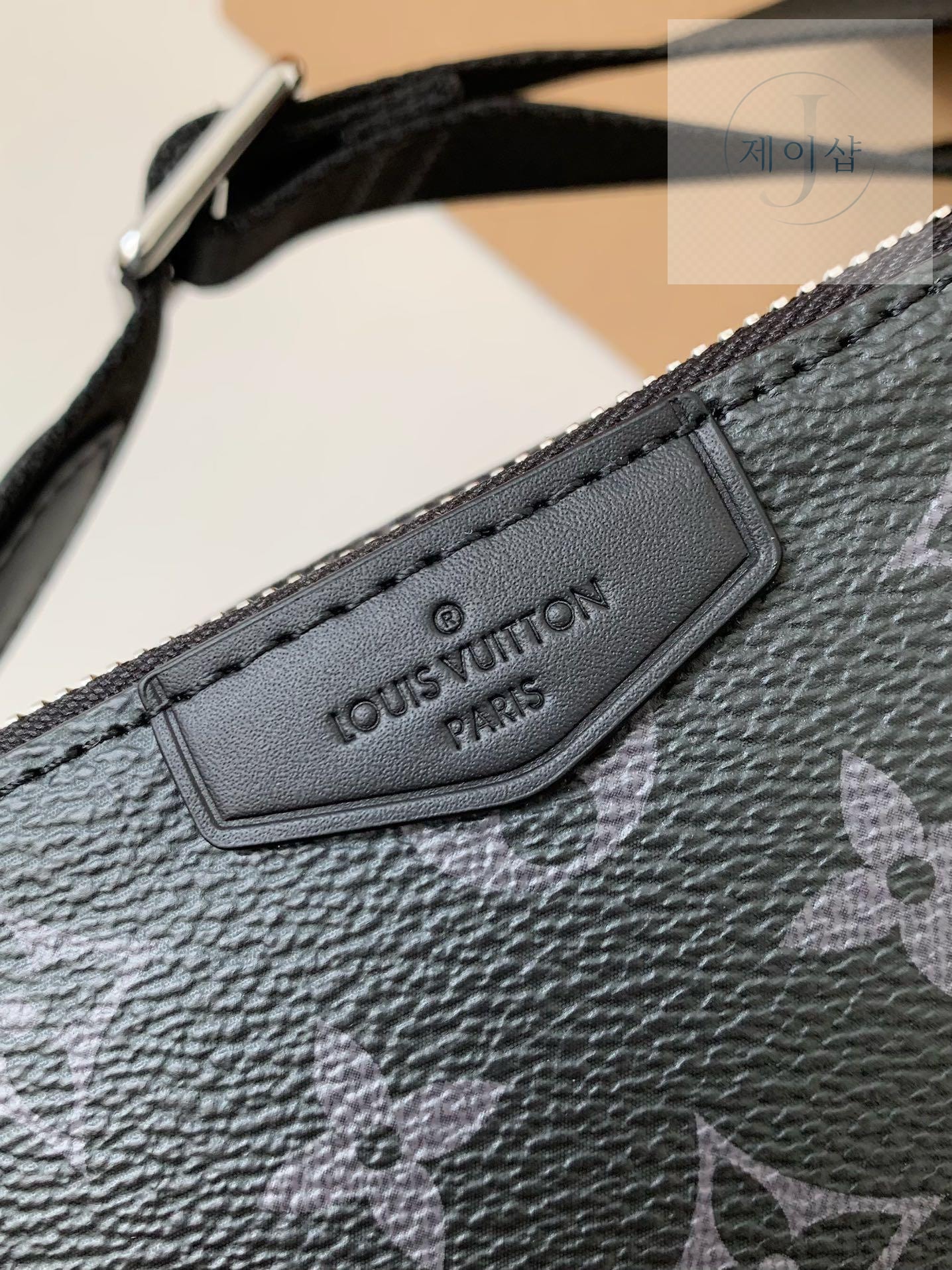 Louis Vuitton Alpha Wearable Wallet - 상세 이미지