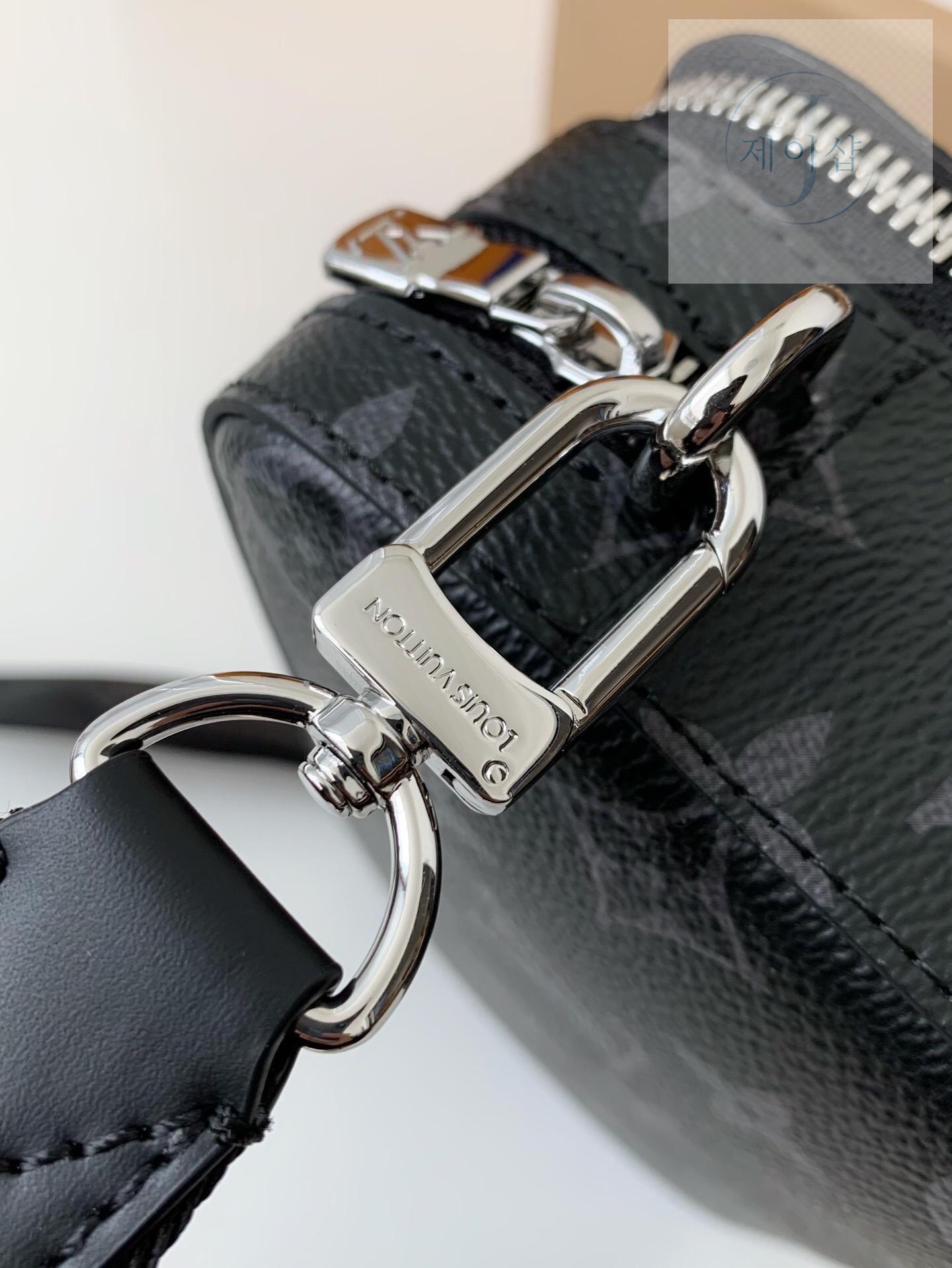 Louis Vuitton Alpha Wearable Wallet - 상세 이미지