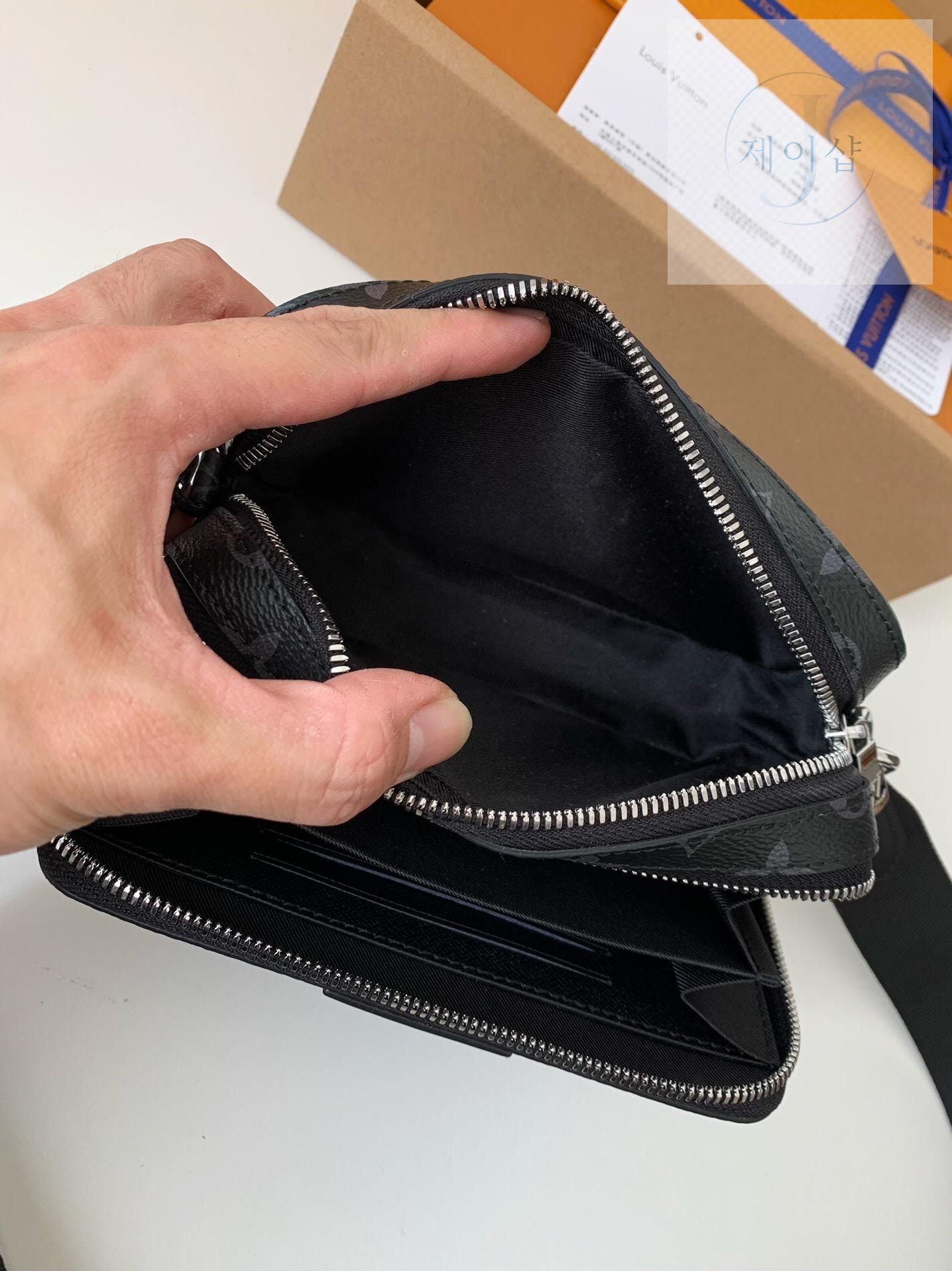 Louis Vuitton Alpha Wearable Wallet - 상세 이미지