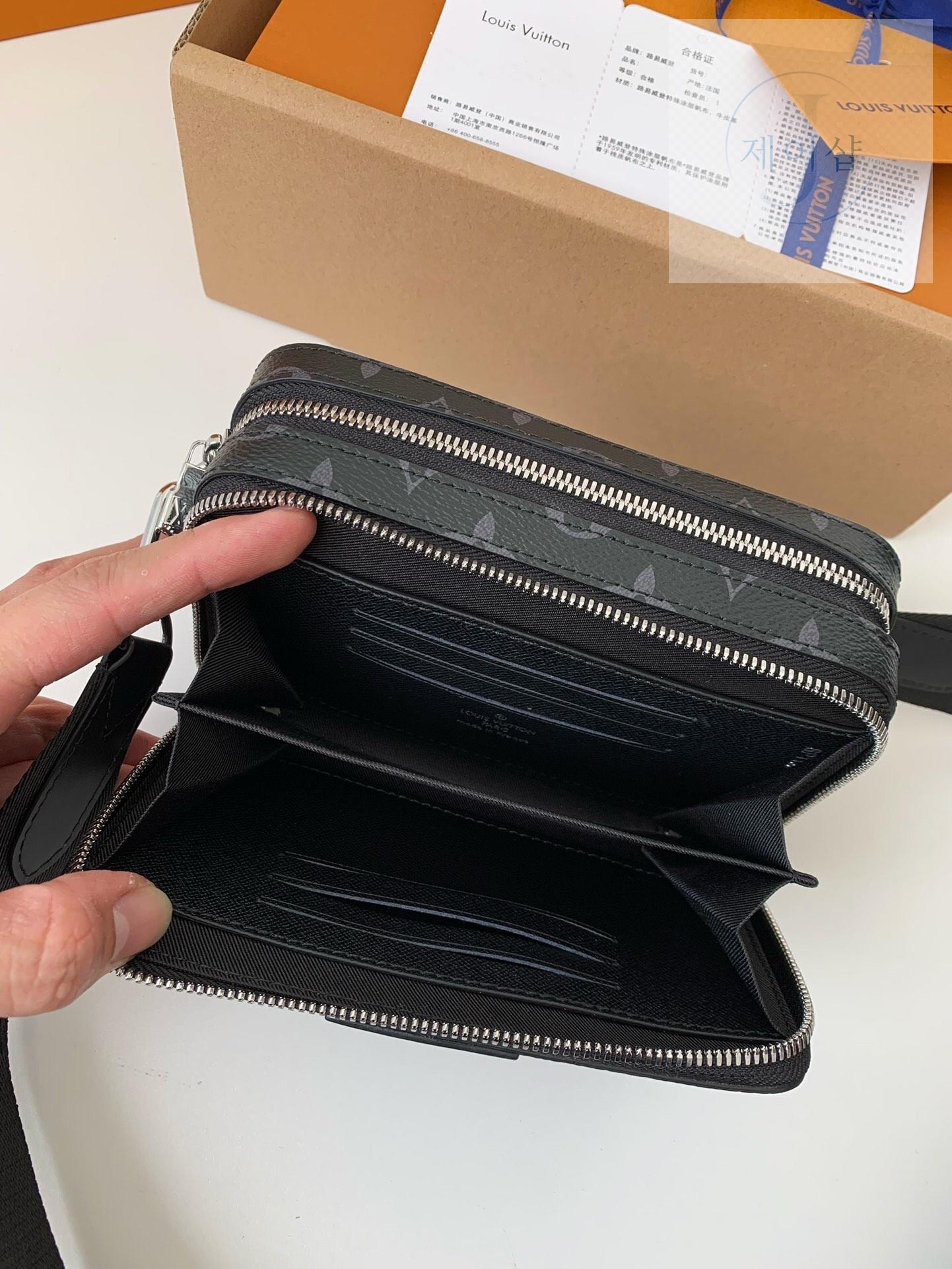 Louis Vuitton Alpha Wearable Wallet - 상세 이미지