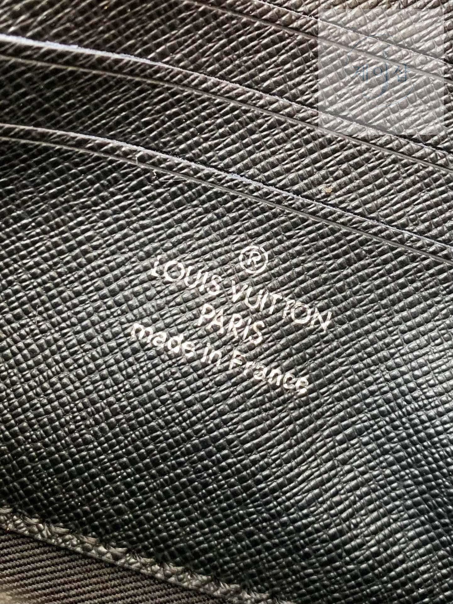 Louis Vuitton Alpha Wearable Wallet - 상세 이미지