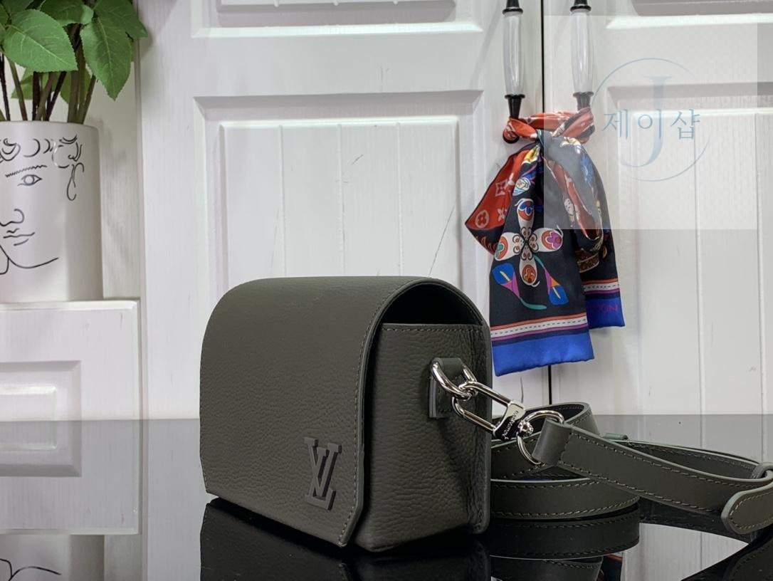Louis Vuitton Fastline Wearable Wallet - 상세 이미지