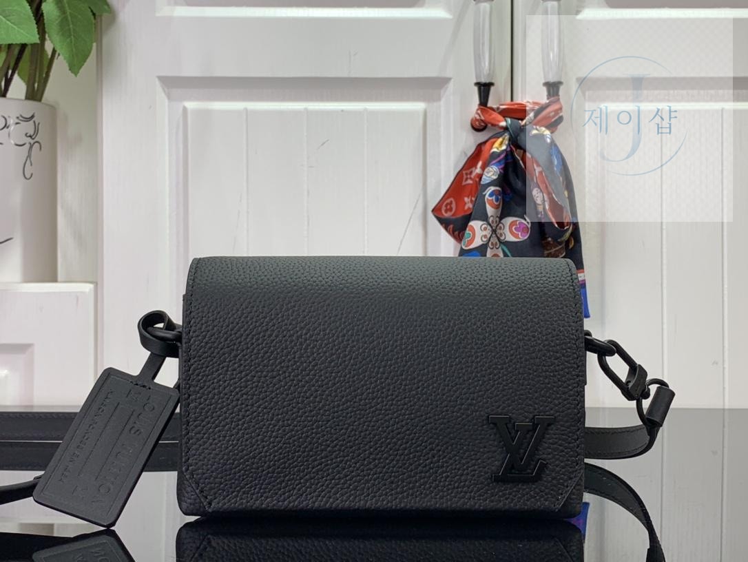 Louis Vuitton Fastline Wearable Wallet - 상세 이미지