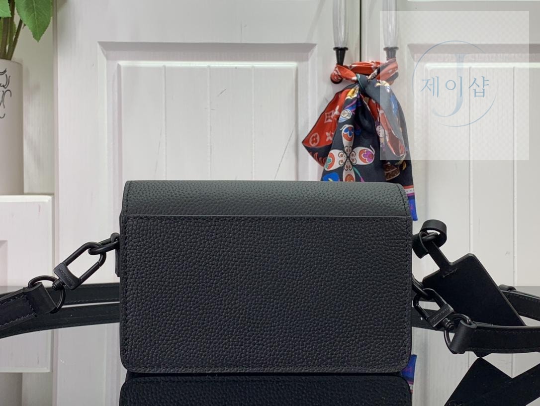 Louis Vuitton Fastline Wearable Wallet - 상세 이미지