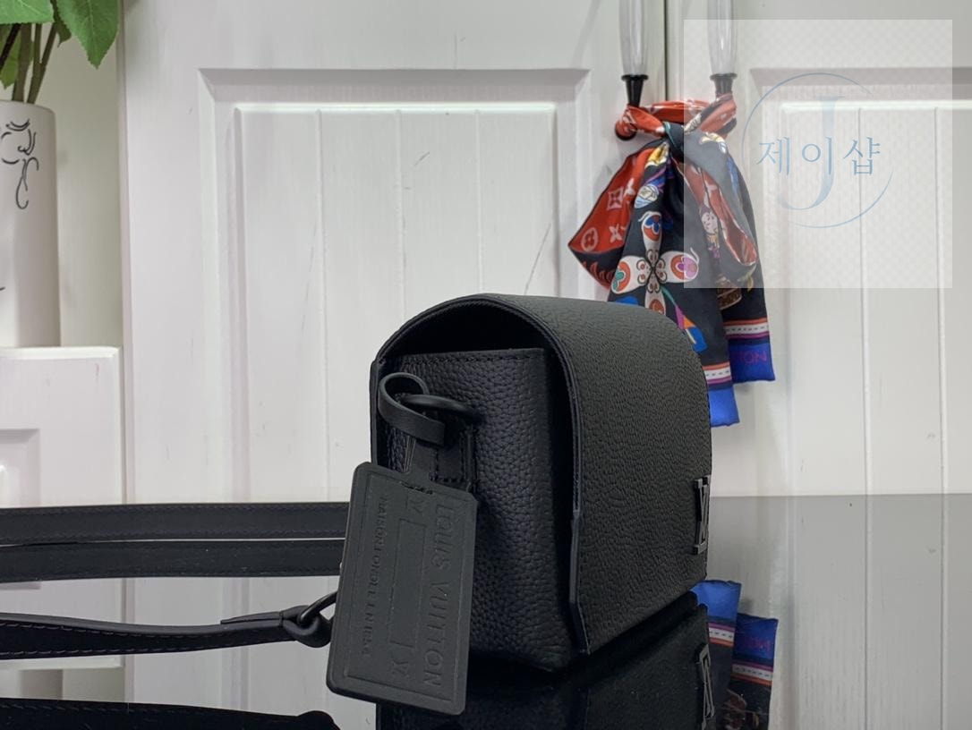 Louis Vuitton Fastline Wearable Wallet - 상세 이미지