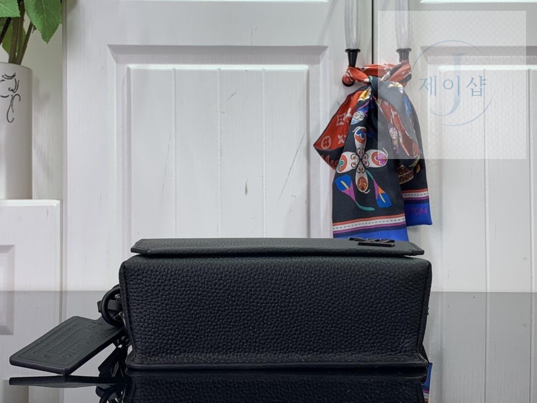 Louis Vuitton Fastline Wearable Wallet - 상세 이미지