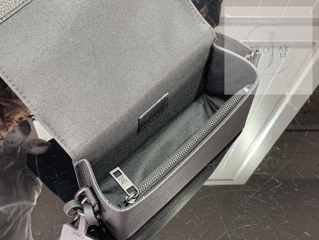 Louis Vuitton Fastline Wearable Wallet - 상세 이미지